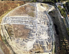 Parco archeologico di Canne della Battaglia: a) al centro gli scavi della città di Canne – B) in alto a destra l'Antiquarium e la Stazione ferroviaria