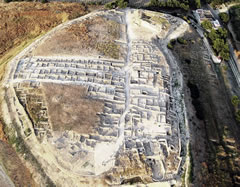 Parco archeologico di Canne della Battaglia: a) al centro gli scavi della città di Canne – B) in alto a destra l'Antiquarium e la Stazione ferroviaria Parco archeologico di Canne della Battaglia: a) al centro gli scavi della città di Canne – B) in alto a destra l'Antiquarium e la Stazione ferroviaria