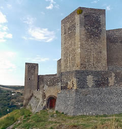 Castello di Melfi, Baluardo del lione con nello spigolo in alto il supposto nido dell'aquila Imperiale di Federico II Castello di Melfi, Baluardo del lione con nello spigolo in alto il supposto nido dell'aquila Imperiale di Federico II