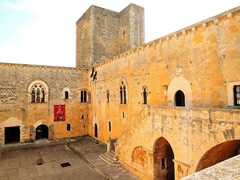 Castello di Gioia del Colle – Cortile interno Castello di Gioia del Colle – Cortile interno