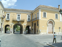 Portale del Palazzo Federiciano inglobato nel muro del conservatorio Umberto Giordano di Foggia Portale del Palazzo Federiciano inglobato nel muro del conservatorio Umberto Giordano di Foggia
