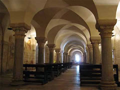 Cattedrale di Trani - Chiesa inferiore, navata centrale Cattedrale di Trani - Chiesa inferiore, navata centrale