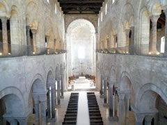 Cattedrale di Trani, navate centrale con vista dei matronei Cattedrale di Trani, navate centrale con vista dei matronei