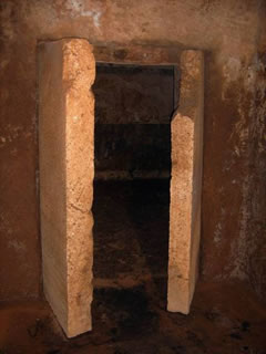 Tomba delle Melagrane, le porte monolitiche, IV-III sec. a.C. – Museo Archeologico di Egnatia, Fasano IT