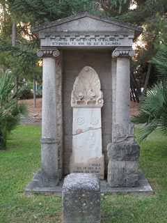 Calimera – Stele greca del IV sec. a.C. dono della città di Atene – Lecce IT Calimera – Stele greca del IV sec. a.C. dono della città di Atene – Lecce IT