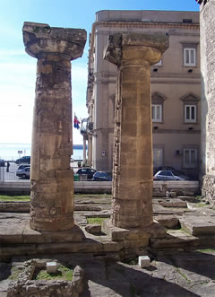 Colonne doriche del cosiddetto Tempio di Poseidone – Taranto Colonne doriche del cosiddetto Tempio di Poseidone – Taranto
