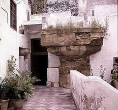 Taranto – Colonna dorica del cosiddetto Tempio di Poseidone inglobata nel muro della Chiesa della SS. Trinità