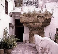 Taranto – Colonna dorica del cosiddetto Tempio di Poseidone inglobata nel muro della Chiesa della SS. Trinità Taranto – Colonna dorica del cosiddetto Tempio di Poseidone inglobata nel muro della Chiesa della SS. Trinità