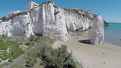 Vieste – La spiaggia ad ovest con il Pizzomunno Vieste – La spiaggia ad ovest con il Pizzomunno