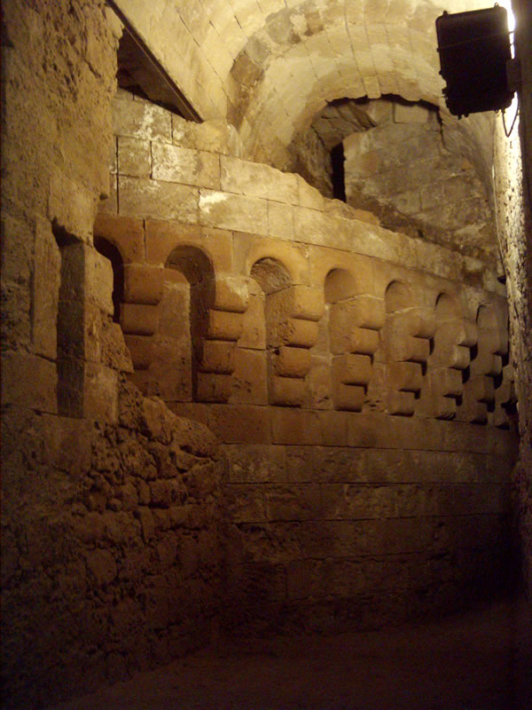 Castello Aragonese, corridoio di S. Lorenzo. L'omonimo torrione inglobato dal muro di Crispano