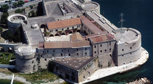 Castello Aragonese, veduta dall'alto – Taranto IT Castello Aragonese, veduta dall'alto – Taranto IT