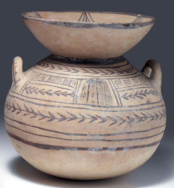Olla daunia a decorazione monocroma modellata a tornio lento,h. 28 cm, IV sec. a.C. Olla daunia a decorazione monocroma modellata a tornio lento,h. 28 cm, IV sec. a.C.